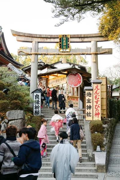 Μια Ομάδα Τουριστών Μπροστά Από Ναό Kiyomizu Dera Στο Κιότο — Φωτογραφία Αρχείου