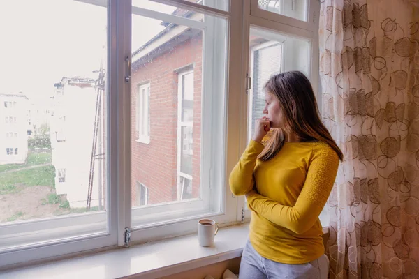 Närbild Kvinna Som Dricker Kaffe Och Tittar Genom Ett Fönster — Stockfoto