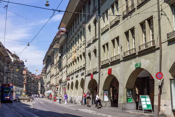 瑞士伯尔尼市中心一条被历史建筑环绕的街道 — 图库照片