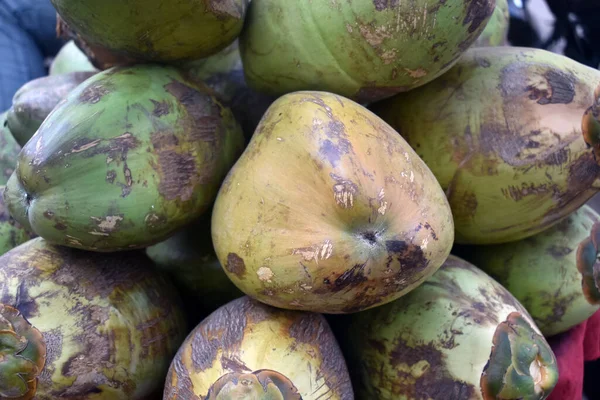Nahaufnahme Eines Haufens Kokosnüsse Auf Verschwommenem Hintergrund — Stockfoto