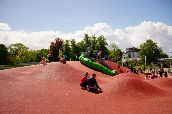 Beaucoup Enfants Jouent Sur Une Aire Jeux Par Une Journée — Photo