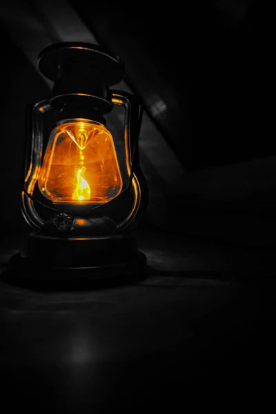 Eine Vertikale Aufnahme Einer Alten Petroleumlampe Die Der Dunkelheit Leuchtet — Stockfoto