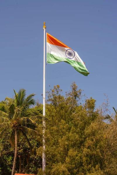 Вертикальный Снимок Размахивающего Индийским Флагом Шесте Парке — стоковое фото