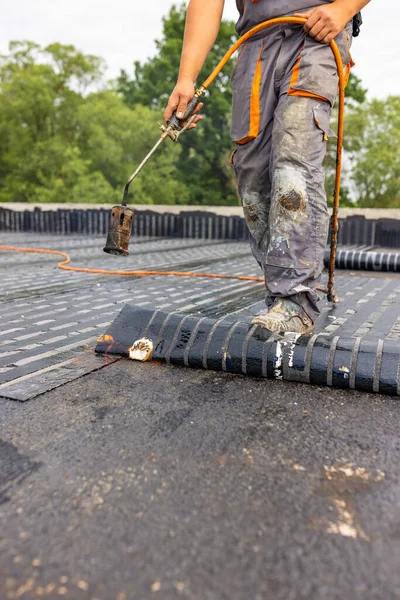 Worker Placing Vapor Barrier Roof Using Propane Gas Torch Welding — Stock Photo, Image