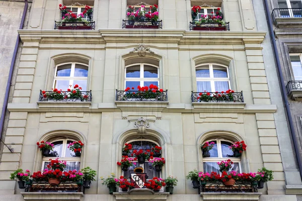 Fassade Eines Historischen Gebäudes Mit Blumen Fenstern Der Kramgasse Bern — Stockfoto