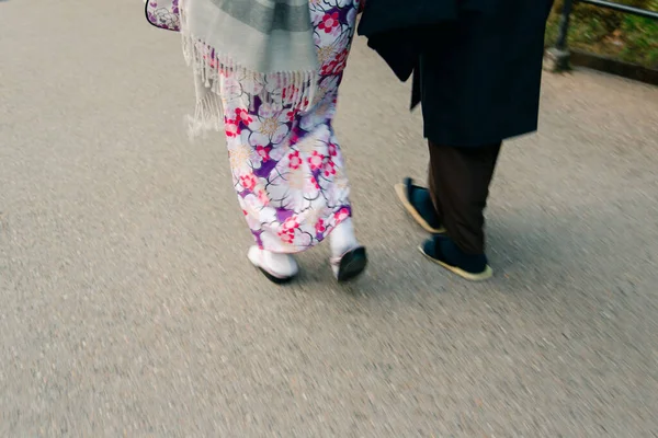 Primo Piano Una Donna Uomo Giapponesi Che Camminano Strada Kyoto — Foto Stock