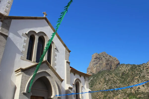 Nízký Úhel Kostela San Juan Bautista Vallehermoso Proti Skalnaté Hoře — Stock fotografie