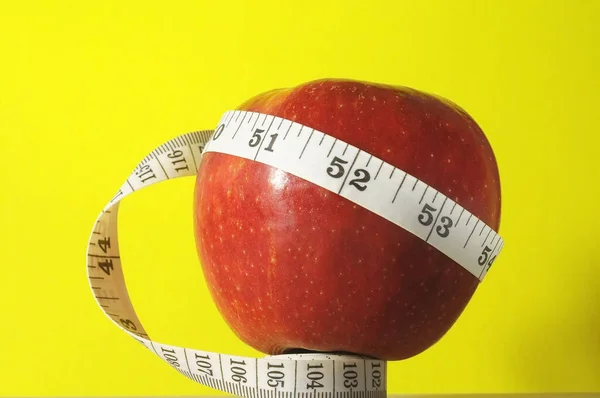 Régime Alimentaire Pomme Mètre Sur Fond Coloré — Photo