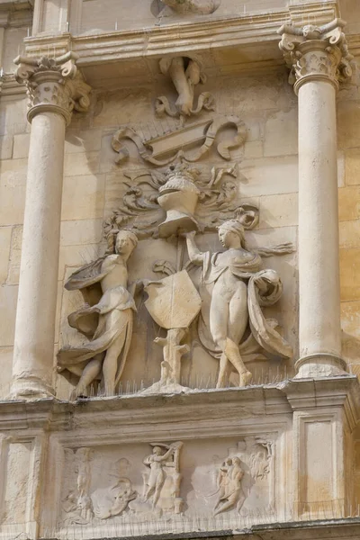 Een Verticale Opname Van Sculpturen Het Hotel Escoville Caen Frankrijk — Stockfoto