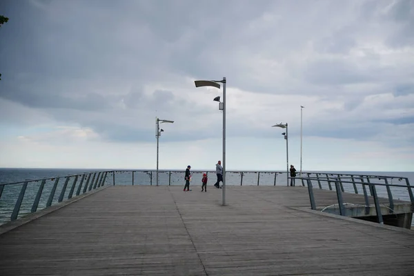 Nsanlar Ahşap Köprüden Güzel Bir Deniz Manzarası Seyrediyorlar — Stok fotoğraf