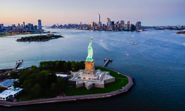 Aerial Shot Statue Liberty Background Cityscape Evening — Stock Photo, Image