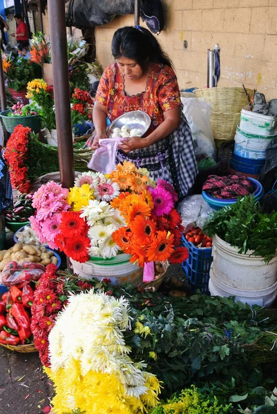 Uma Foto Vertical Uma Mulher Mercado Flores Antigua Guatemala — Fotografia de Stock