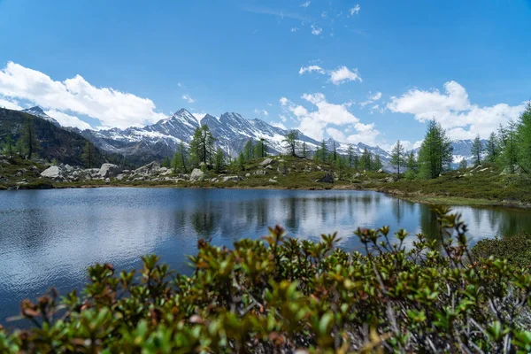 Dağların Bulutların Yansımasıyla Güzel Bir Göl Manzarası — Stok fotoğraf
