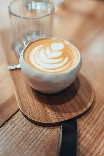 Vertikal Närbild Bild Kopp Aromatisk Latte Med Ett Glas Vatten — Stockfoto
