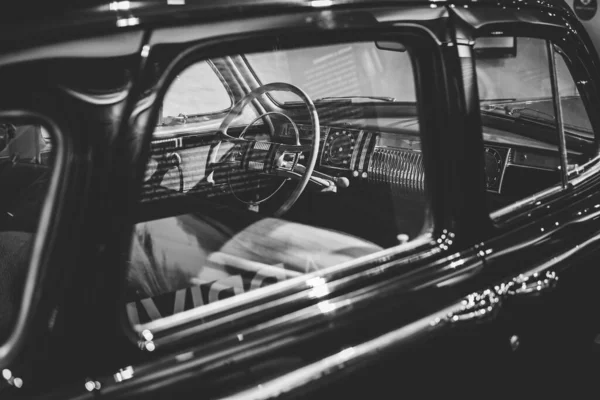 一辆漂亮的老式经典汽车的灰度照片 — 图库照片