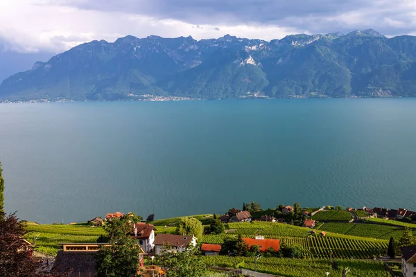 Una Hermosa Toma Lago Fondo Las Montañas Durante Día — Foto de Stock