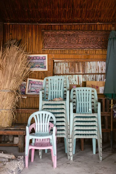 Tayvan Hualien Daki Ahşap Bir Kulübeye Yerleştirilmiş Plastik Sandalyelerin Dikey — Stok fotoğraf
