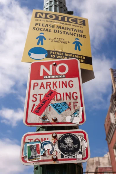 Вертикальний Знімок Вуличних Знаків Наклейками Біл Стріт Мемфісі — стокове фото