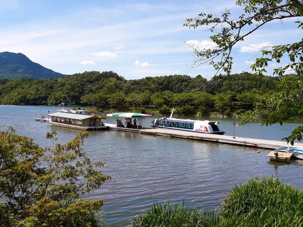 岐阜県の風光明媚な人造湖に係留されている恵那峡 恵那峡 クルーズボート — ストック写真