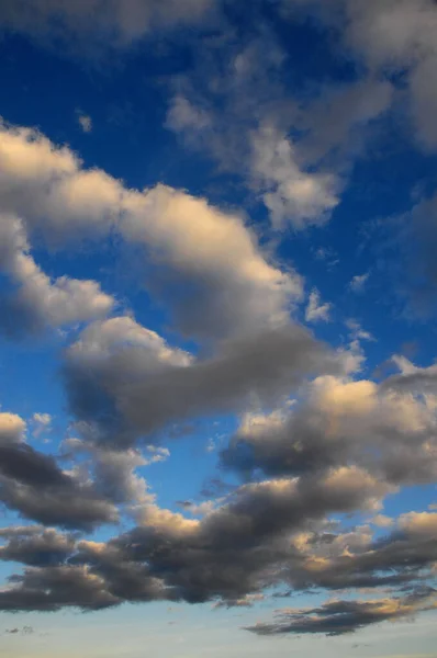 Bulutlar Okyanus Yakınlarındaki Günbatımında Renkli Bulutlar — Stok fotoğraf