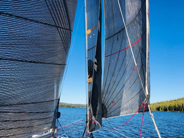Nahaufnahme Von Umstürzenden Masten Auf Einem Segelboot — Stockfoto