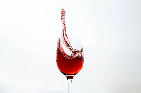 白を基調としたスパークリングワインとワイングラスの眺め — ストック写真