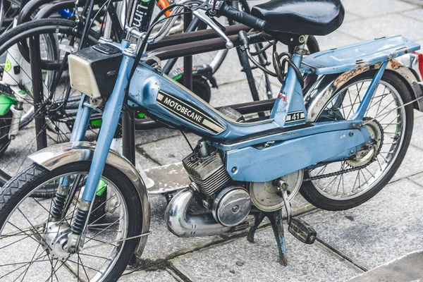 Ciclomotore Blu Parcheggiato Città Motobecane — Foto Stock