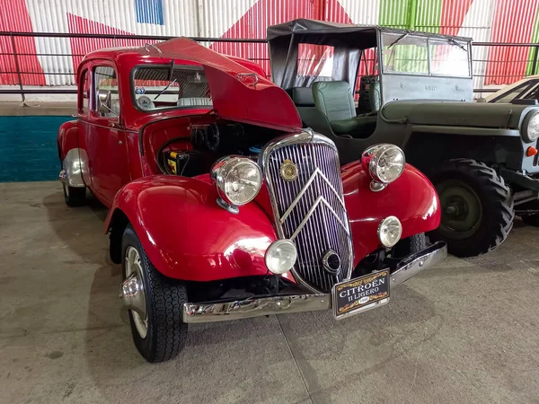 Вінтажний Червоний Елегантний Citroen Traction Avant Legere Складі Передній Вид — стокове фото