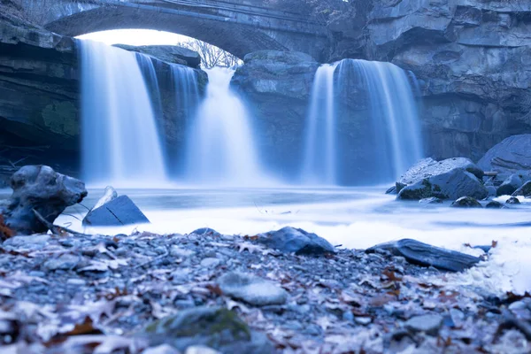 Der Blick Auf Den Schönen Wasserfall Unter Der Steinbrücke Langzeitbelichtung — Stockfoto