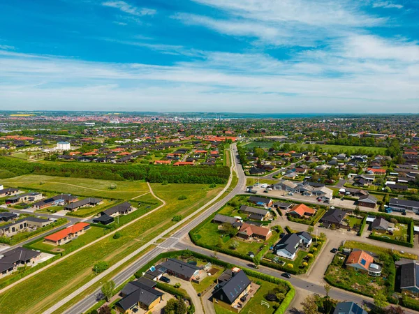 Uno Scatto Aereo Drone Della Bella Città Dei Vasti Campi — Foto Stock