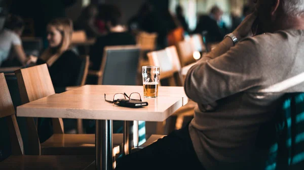Старий Чоловік Сидить Ресторані Пивна Чашка Окуляри Мобільний Телефон Столі — стокове фото