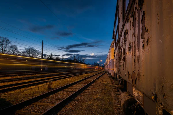 Krásný Záběr Kolejí Staré Zdi Pod Modrou Tmavou Oblohou Večerních — Stock fotografie