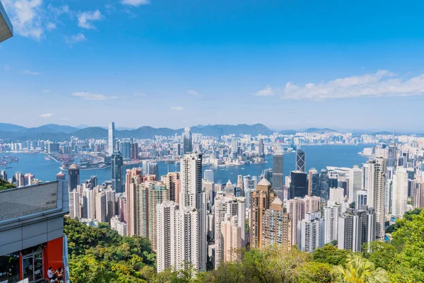 Een Hoge Hoek Panoramisch Uitzicht Moderne Wolkenkrabbers Haven Victoria Peak — Stockfoto