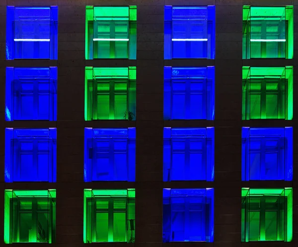 Primer Plano Las Ventanas Azules Verdes Edificio Frankfurt Alemania —  Fotos de Stock