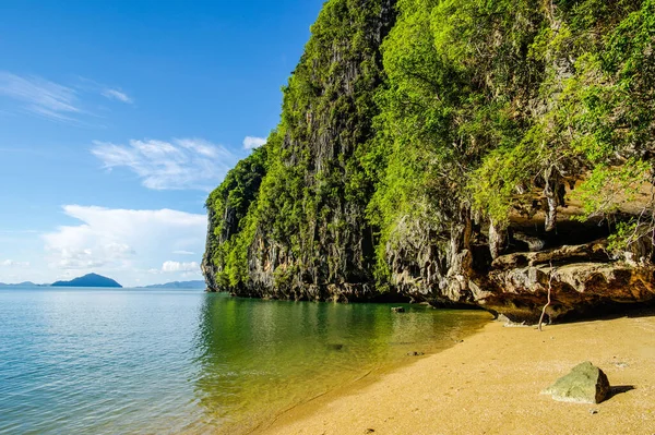 Una Playa Arena Cerca Acantilado Verde Una Mañana Soleada — Foto de Stock