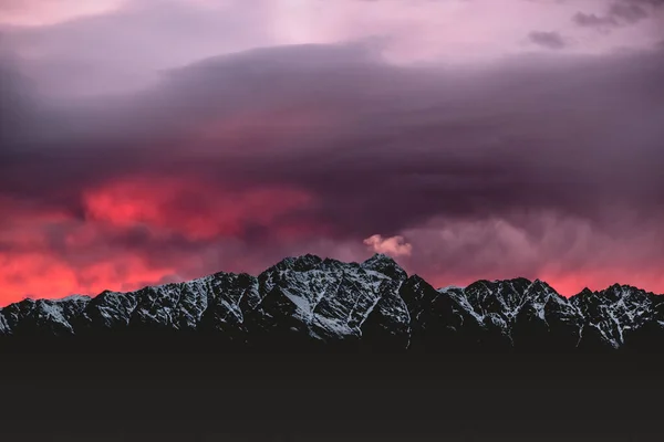 Una Splendida Vista Sulle Montagne Innevate Tramonto Rosso — Foto Stock