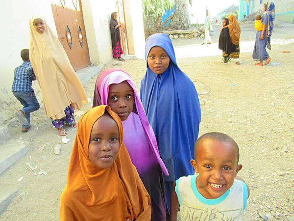 Afrika 'da çocuklar her yerde oynuyorlar ve etrafta dolaşıyorlar.