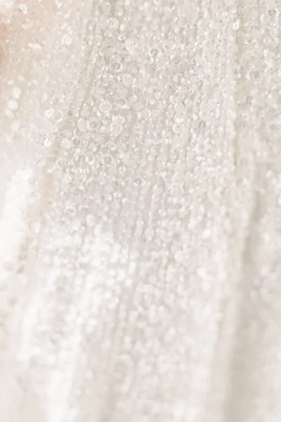 Een Verticaal Shot Van Een Zilveren Glanzende Bruidsjurk Stof — Stockfoto