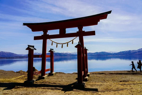 日本秋田三保川湖畔的歌扎尼希神龛的美丽景色 — 图库照片