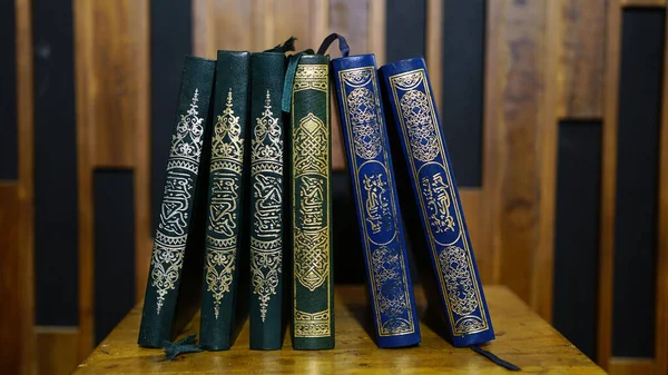 Närbild Skott Koranen Den Heliga Boken Muslimer Ett Träbord — Stockfoto