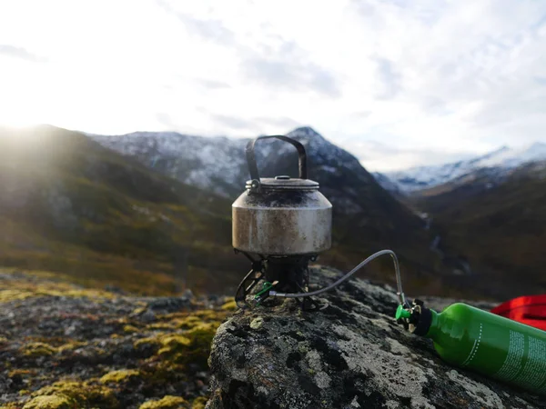山の中で燃料ストーブの醸造コーヒーとセンジャ ノルウェーのハイキング風景 — ストック写真