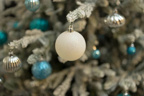 Een Close Shot Van Enkele Kerstballen Hangend Aan Takken Van — Stockfoto