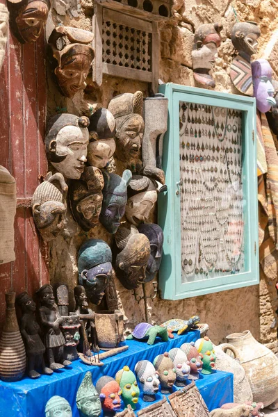 Una Foto Vertical Tienda Máscaras Ciudad Portuaria Essaouira Marruecos —  Fotos de Stock