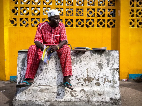 Starszy Afrykański Mężczyzna Tradycyjnym Czerwonym Kostiumie Siedzący Płycie Lagos Nigeria — Zdjęcie stockowe