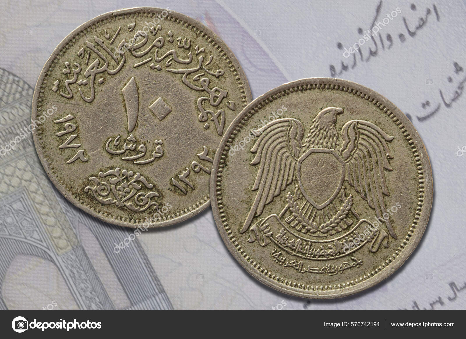 正反两面的埃及十美分硬币——图库图片© wirestock_creators #576742194