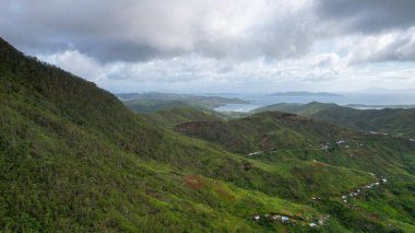 Filipinler 'de bulutlu bir günde yeşil dağlık arazinin hava manzarası