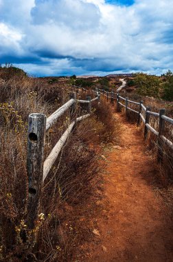 San Diego 'daki Mission Trails Bölge Parkı' nda çitlerle çevrili bir patika.