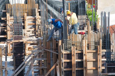 İnşaat işçileri, sıvı çimento makinesinin yardımıyla inşaat için bir ev inşa ediyorlar, Volos Yunanistan 5-26-2022