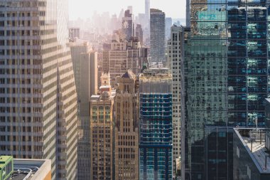 Günbatımının yumuşak ışıklarıyla çekilen modern gökdelenlerin insansız hava aracı görüntüsü