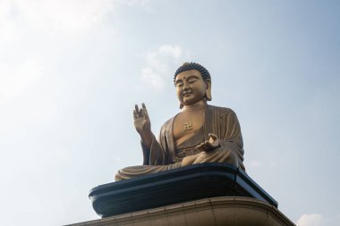 Kaohsiung, Tayvan 'daki Fo Guang Shan Buda Müzesi' nde Buda heykelinin düşük açılı bir görüntüsü.